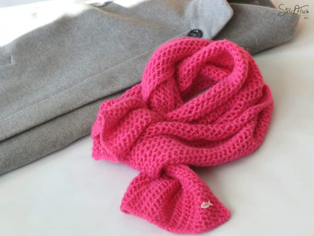 Pinker Strick-Schal, farbenfroh durch kalte Tage