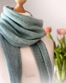 Laale 🌷 ist fast fertig.
Und ich mag sie schon jetzt sehr.

Dieser erste Blick zeigt euch, wof&uuml;r Laale steht. Schlichte Eleganz, weich und ruhig. 
Mit dem beliebten Strickfisch-Rand, der meinen Designs Ordnung und Halt gibt ohne sie zu dominieren.

Eine kleine Schwester f&uuml;r Lalea. Gleiche Familie. Eigener Charakter.
Im Mai kommt sie zu euch.

Speichert diesen Post &ndash; ich werde es rechtzeitig ank&uuml;ndigen. 🧶

#strickfisch #laale #lalea #neueanleitung #strickdesign #handarbeit #slowknitting #tuch #schal #stricken #wip #neuesdesign #baukastenanleitung #lalea3in1