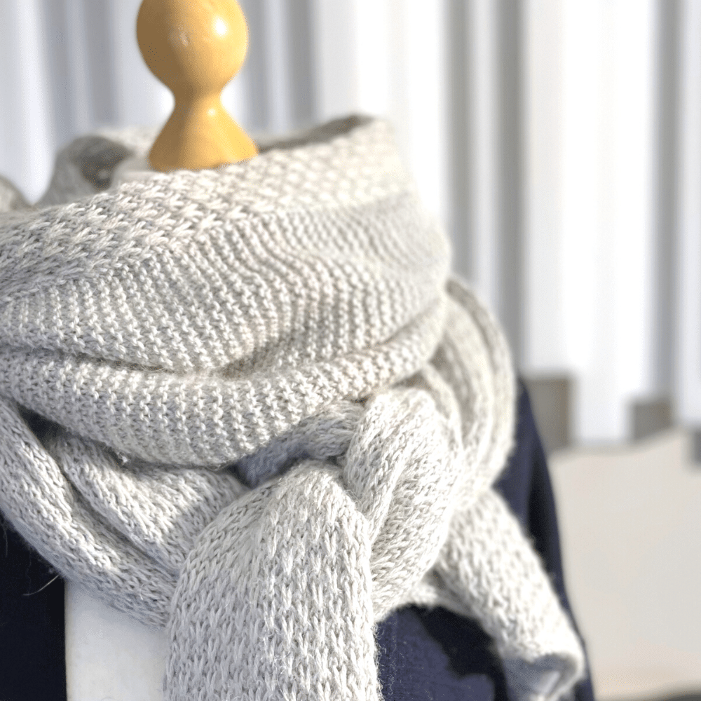 Mustermix Schal, handgestrickt in grau mit Strickanleitung