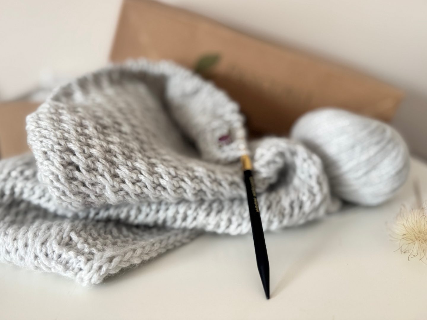 Lyn Flow – dreifarbiges, flauschiges Statement-Tuch aus Isager Silk Mohair, locker umgelegt.