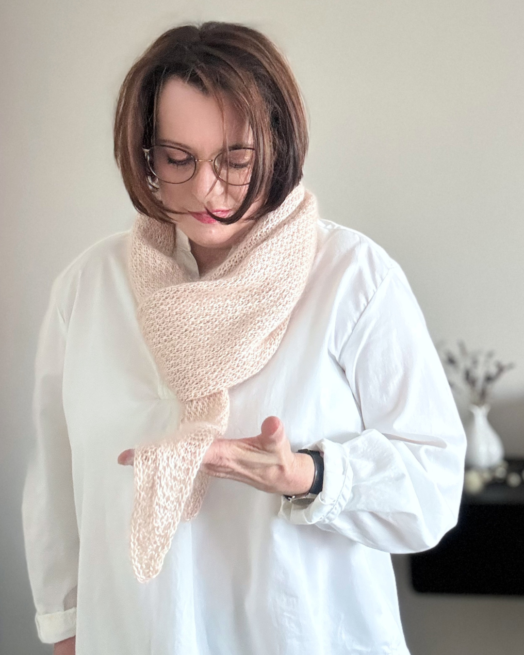 Lyn Grande – große, klassische Stola gestrickt aus Angel Hair Sue von Pascuali in Nude.