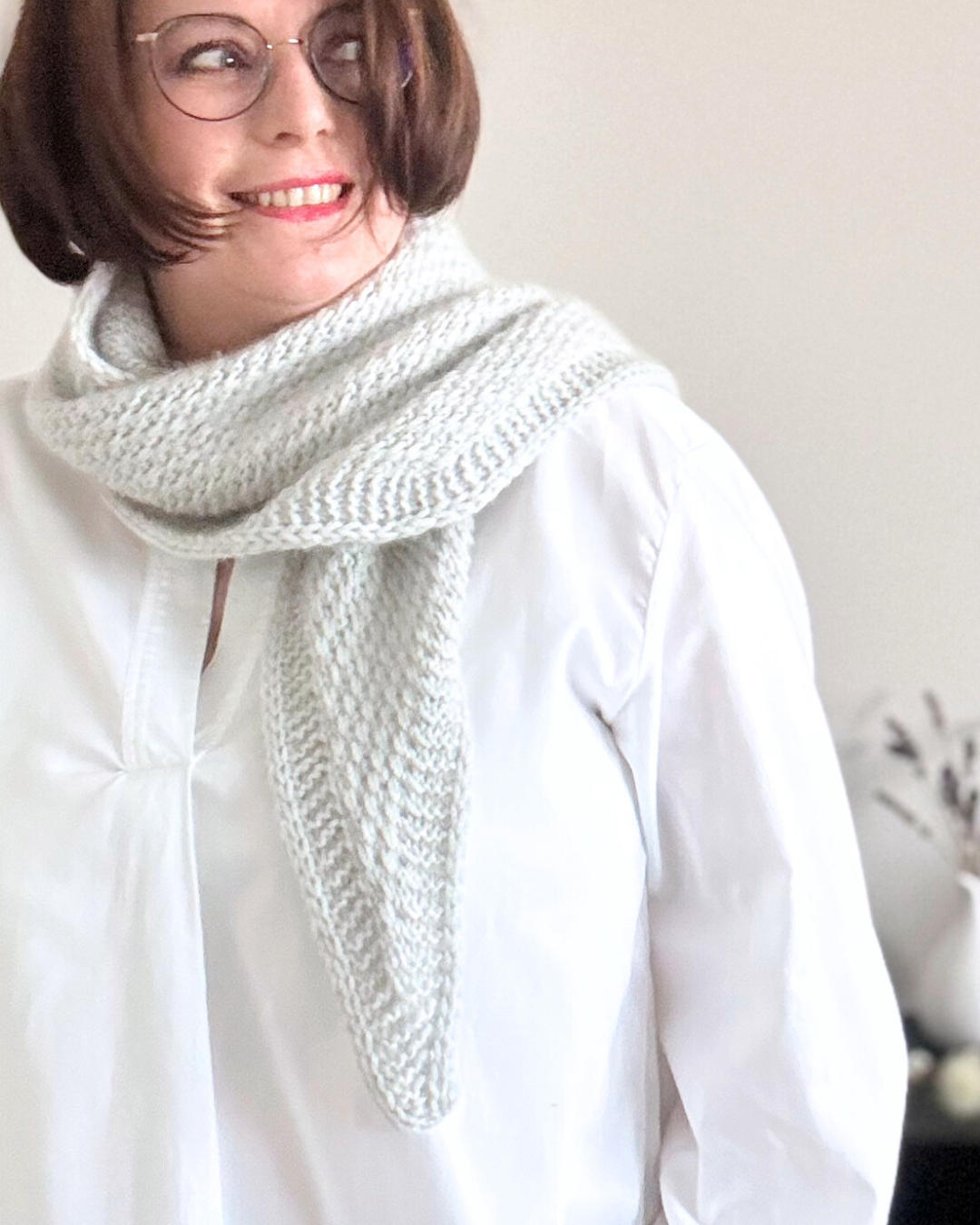 Lyn Embrace – vielseitiges Schultertuch in hellem Grau, gestrickt mit Pascuali Delizia.