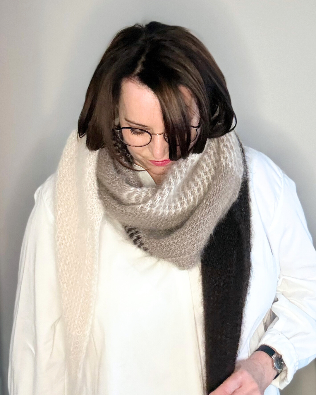 Lyn Balance – zweifarbiges Tuch in Braun und Grün aus Road to China Light, elegant getragen.