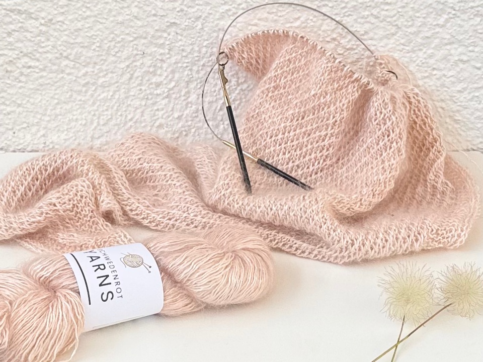 Lyn Grande in zartem Nude – gestrickt mit Angel Hair Sue, weiches Strukturmuster in Arbeit.