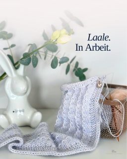 Der Teststrick f&uuml;r Laale hat begonnen. 🧶 

Die Stricknadeln meiner Test- Strickerinnen klappern schon flei&szlig;ig. Lieben Dank euch allen f&uuml;r die tolle Unterst&uuml;tzung. Ihr seid wunderbar.

Ich selbst stricke das Design erneut mit einem handgef&auml;rbten Garn. Es ist Angel 400 von @woolandforest in der Farbe Gletscher, kombiniert mit Mohair Bliss von @pascuali_official in der Farbe Natur.

Zusammen ergibt sich ein Ton, der mich an einen Fr&uuml;hlingsmorgen erinnert. K&uuml;hl, weich und  bereit die ersten Sonnenstrahlen zu begr&uuml;&szlig;en. Genau so, wie derzeit morgens der Tag erwacht.

Laale erscheint im Mai. Ich bin gespannt, was ihr daraus macht.
Welche Farben w&uuml;rdet ihr f&uuml;r Laale w&auml;hlen? 
Schreibt sie mir in die Kommentare. Ich bin neugierig. 🌷

#woolandforest  #pascuali  #teststrick #laale #strickfisch #strickanleitung #laaleschal #tuchlaale #strickdesign #osterstrick #angel400 #mohairbliss