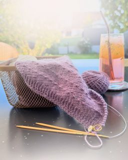 Schon wieder. 🌷

Ich teste gerade, welche Garne zu Laale passen. 
Cashmere Lace von @pascuali_official zum Beispiel Ja. Unbedingt.

25g reichen sogar f&uuml;r eine kleine Laale von etwa 100cm. Ich habe zwei Kn&auml;uel hier liegen und schwanke noch. Ihr kennt das sicher.

Laale erscheint am 1. Mai. Welches Garn w&uuml;rdet ihr nehmen? 🧶

#strickfisch #laale #pascuali #cashmerelace #stricken #handarbeit #slowknitting #garnliebe #neueanleitung #1mai #fr&uuml;hling #terrasse