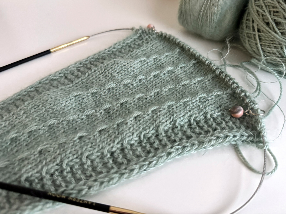 Hebemaschenmuster Nahaufnahme &mdash; Strickanleitung LAALE Dreieckstuch