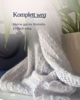 So kann's gehen.

Ein Hosting-Wechsel, und mit einem Mal war die strickfisch Seite leer. Kein Inhalt. Keine Anleitungsseiten. Nichts. 

Die letzten Wochen habe ich damit verbracht, alles wieder aufzubauen. Nach Feierabend, nebenbei. Und gleich noch eine zweite Website obendrauf. 😀

Strickfisch ist nun wieder da.

F&uuml;r Tragefotos von diesem Laale Modell blieb ebenfalls keine Zeit. Dabei h&auml;tte sie es so sehr verdient. Doch dieser kleine Moment, nach dem ersten Tragen, im Flurlicht, auf der Ablage ist dabei entstanden. 🌷

Verwendet habe ich daf&uuml;r einen Strang Angel 400 von @woolandforest, kombiniert mit einem Kn&auml;uel Mohair Bliss von @pascuali_official.

Laale ist &uuml;brigens von Anfang an gut bei euch angekommen. &Uuml;ber 200 von euch stricken gerade daran. Das finde ich ehrlich gesagt ein bisschen verr&uuml;ckt. 

Zeigt ihr mir wie es l&auml;uft? 🧶

Die Laale Anleitung gibts bei Ravelry und CrazyPatterns, oder direkt &uuml;ber den Profillink.

#strickfisch #laale #stricken #knitting #dreieckstuch #strickanleitung #madeinGermany #woolandforest #pascuali #mohairbliss #knittersofinstagram #strickenmachtgl&uuml;cklich