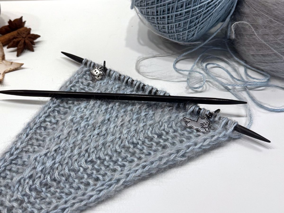 Strickstück auf dem Tisch. Edel mit schönem Rand.
