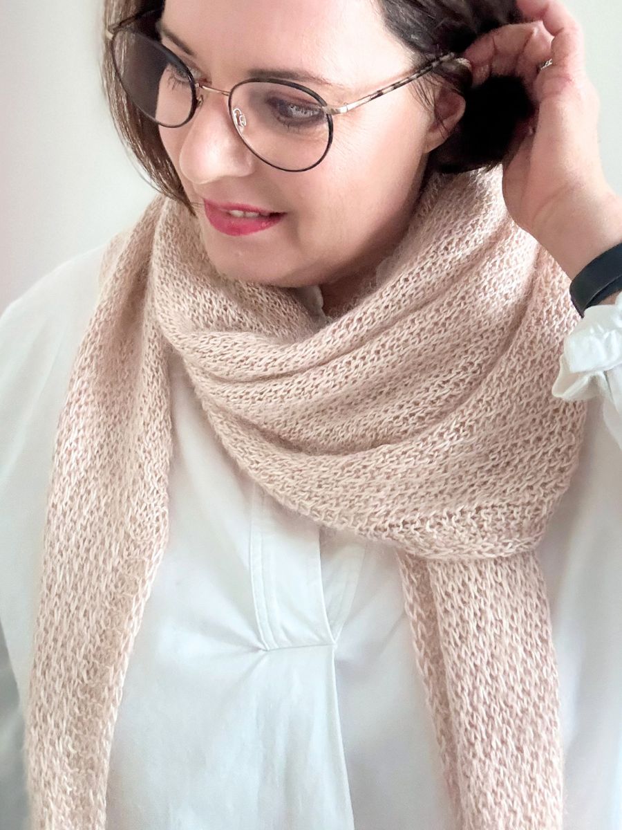 Getragenes, handgestricktes Tuch Lyn. Nach einen 5-in-1 Strickanleitung von StrickFisch.