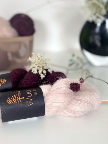 Weiche Wollknäuel und getrocknete Blumen auf einem Tisch – StrickFisch Atelier