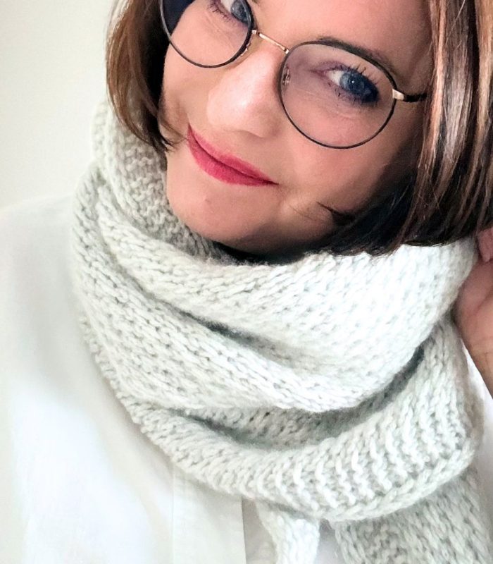 Sandra trägt den gestrickten Schal Lyn nach der Anleitung von StrickFisch